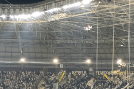 Galo Doido soltou de tirolesa na Arena MRV antes de Atlético x Cruzeiro pela Copa do Brasil