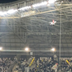 Atlético x Cruzeiro: Galo Doido inova e desce de tirolesa na Arena MRV; veja vídeo