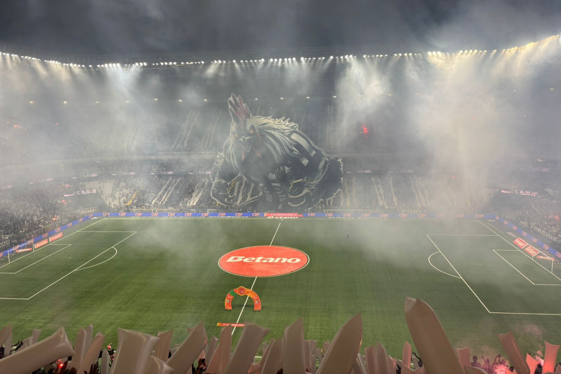 Torcida do Atlético inova com mosaicos e 'incendeia' Arena MRV contra o Cruzeiro