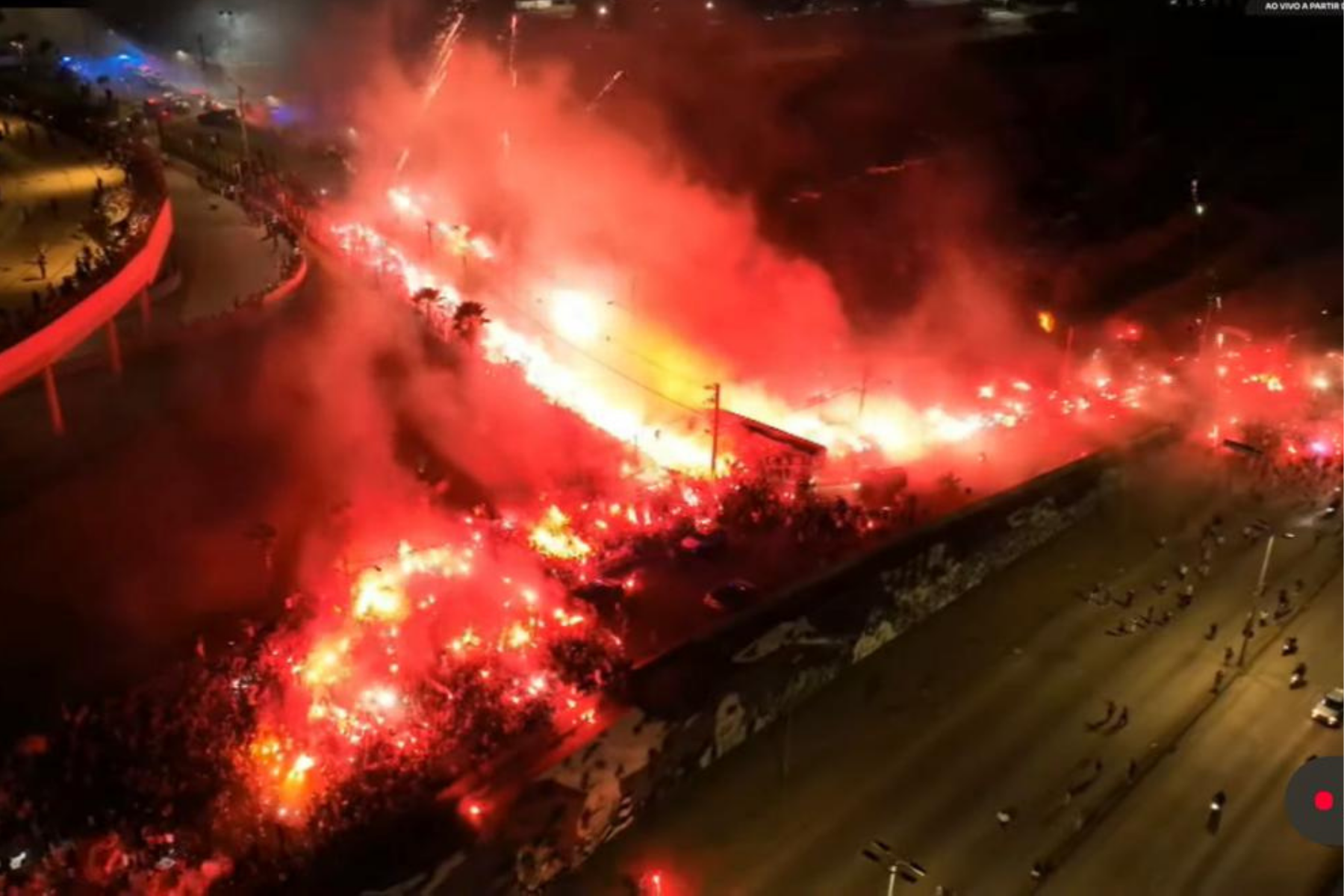 Torcida recebe elenco do Atlético com 'rua de fogo' para clássico contra Cruzeiro