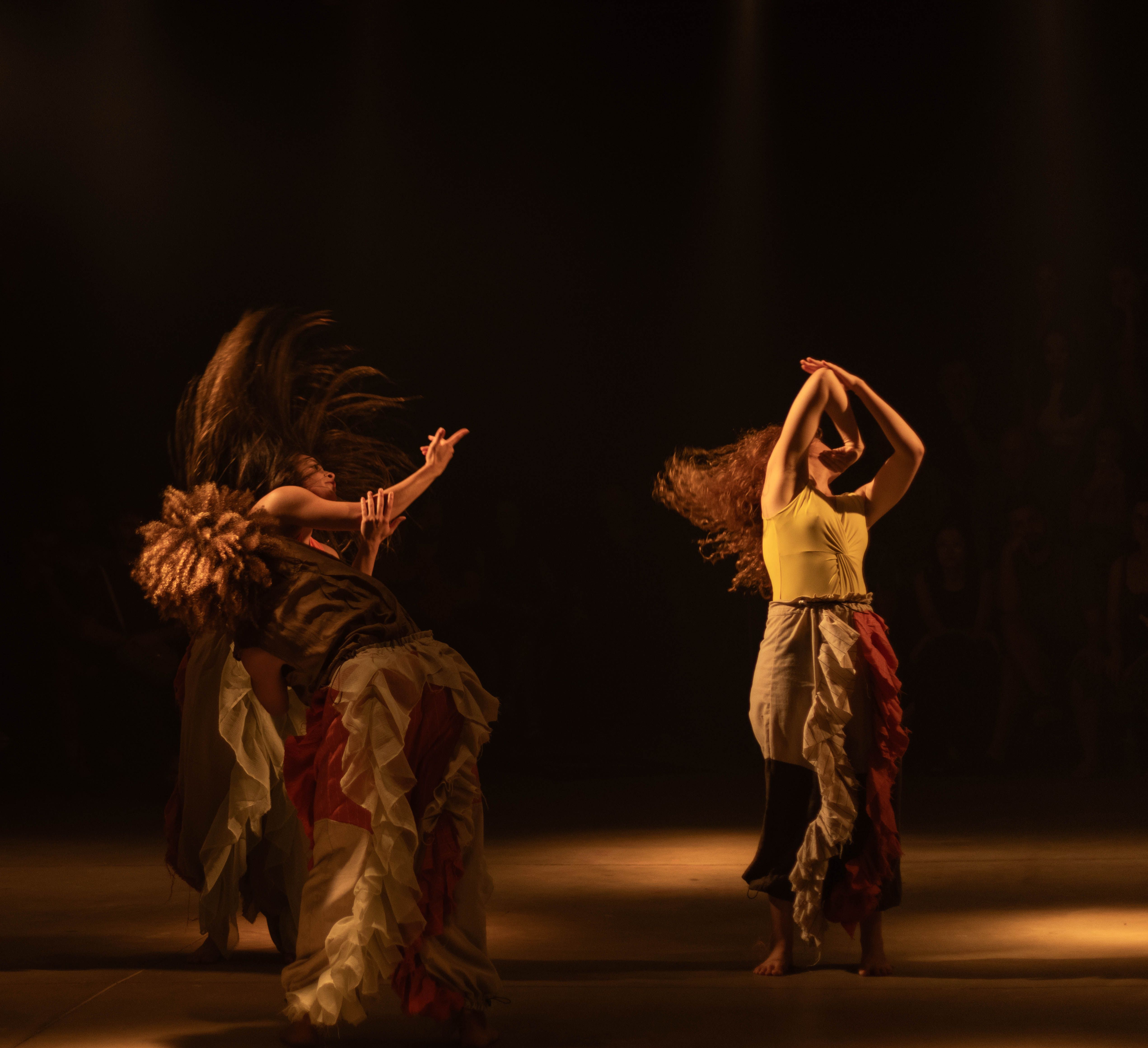 Espetáculo 'Isso é um poema que transborda' estimula os sentidos no Teatro Raul Belém Machado