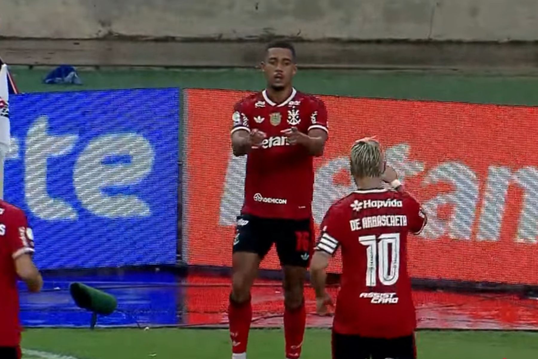 Sob ‘dilúvio’, Flamengo vence Remo e assume liderança provisória do Brasileiro