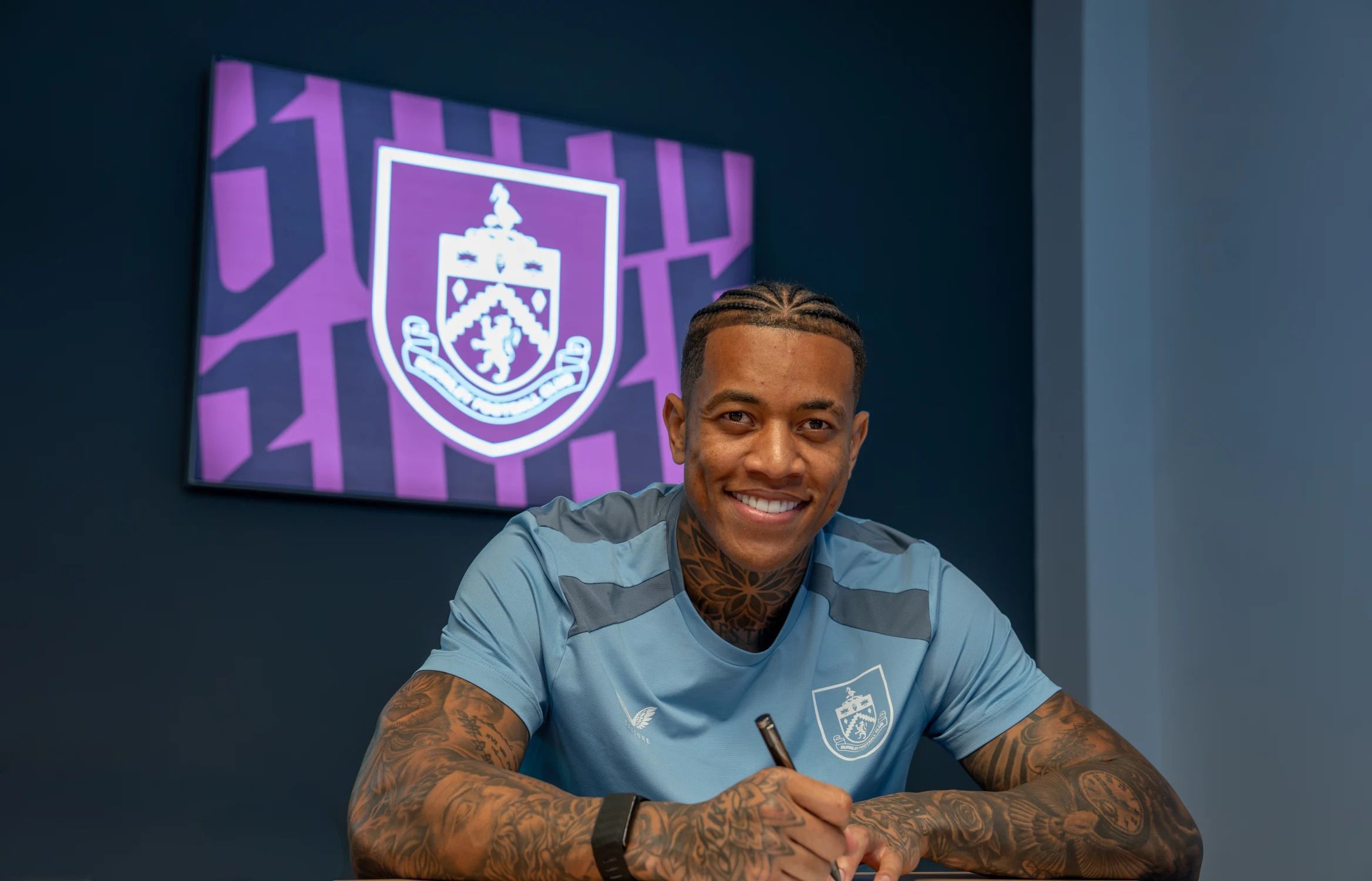 Ex-alvo do Cruzeiro, zagueiro mineiro troca de clube na Inglaterra