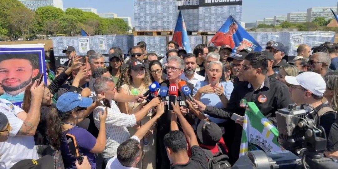 Durante julgamento de Moraes, oposição faz ato e pede afastamento do ministro