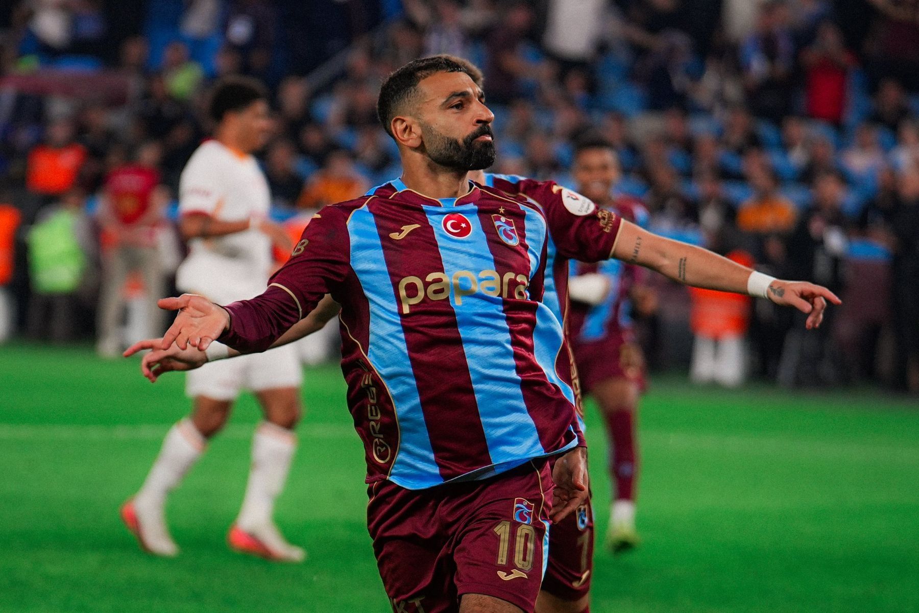 Salah marca hat-trick e comanda goleada do Trabzonspor sobre o Galatasaray na Turquia