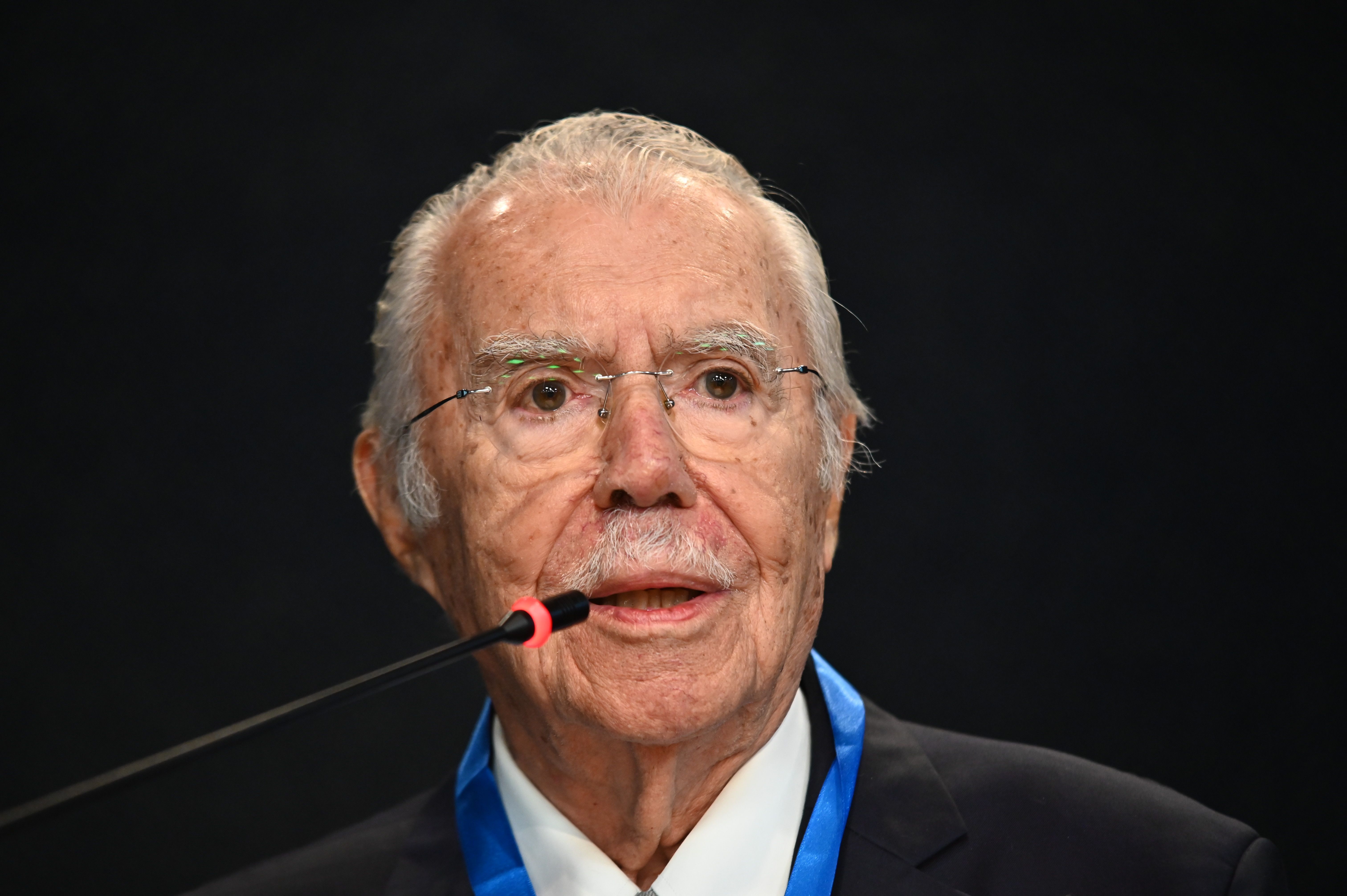 Sarney recebe alta médica após três dias internado para tratamento de pneumonia