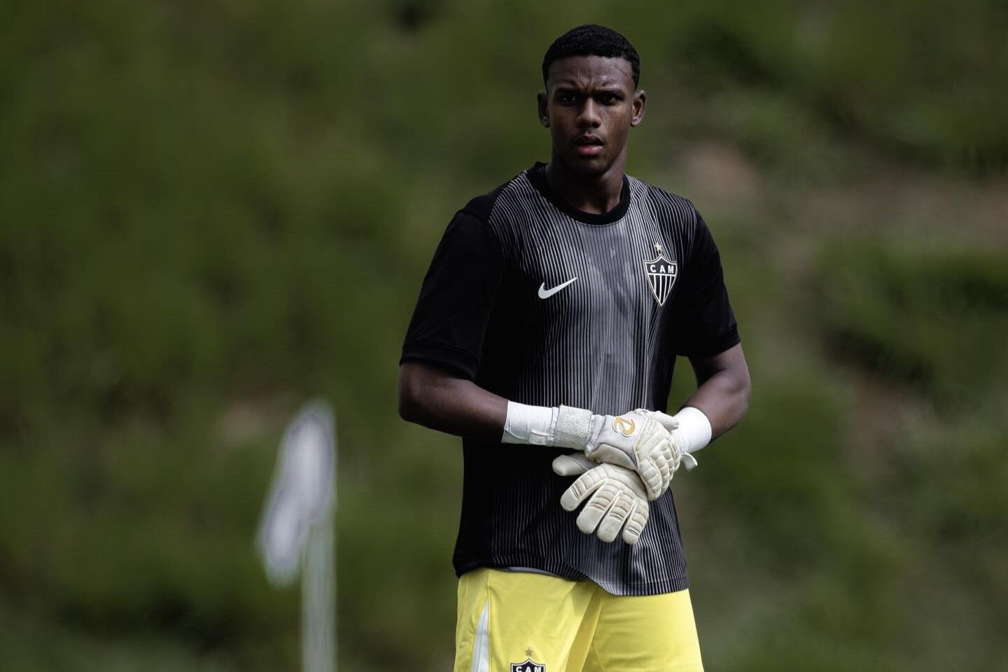 Goleiro do Atlético Sub-17 assina primeiro contrato profissional; veja