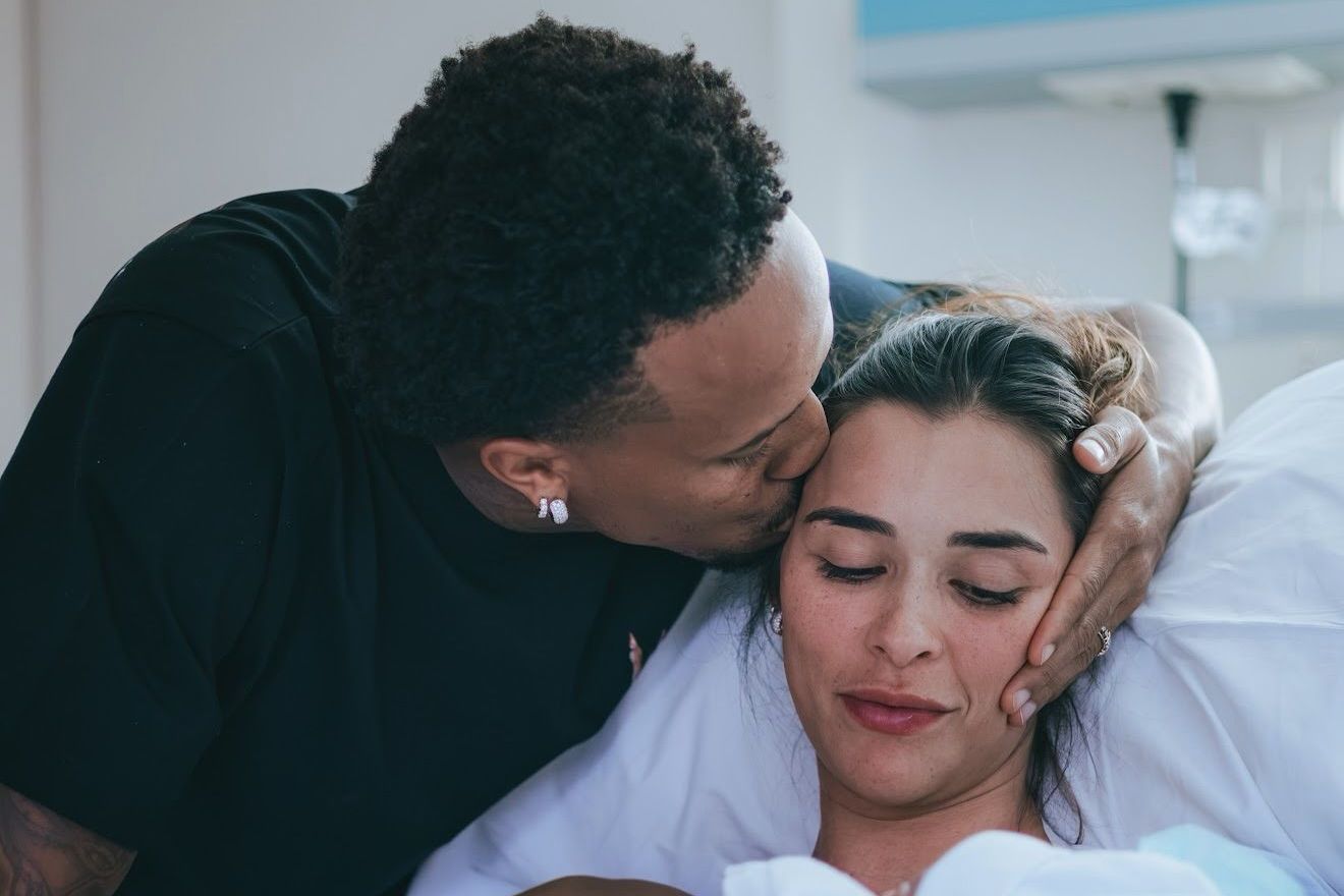Éder Militão e Tainá anunciam chegada do primeiro filho