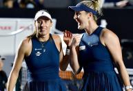Stefani e Dabrowski salvam match point, viram sobre chinesas e vão à final do SP Open