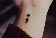 Ponto e vírgula na tatuagem: entenda o significado do símbolo