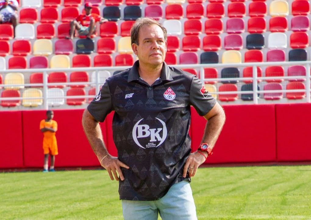 Técnico brasileiro mira nova temporada no futebol africano; confira