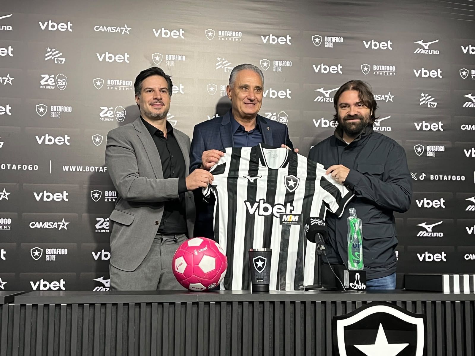 Tite é apresentado no Botafogo e se rende: “Sou um privilegiado”