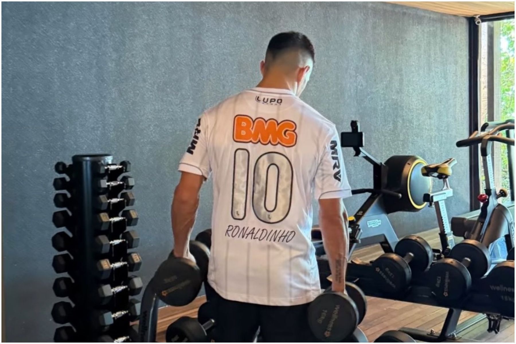 Artilheiro do ano, Cuello veste camisa histórica de Ronaldinho no Atlético; veja