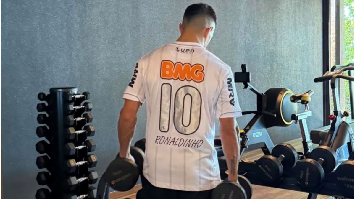 Artilheiro do ano, Cuello veste camisa histórica de Ronaldinho no Atlético; veja