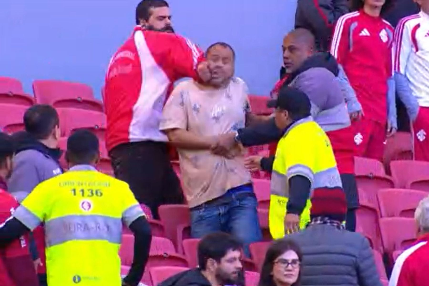 Inter x Santos: torcedor ‘infiltrado’ apanha e é retirado do Beira-Rio