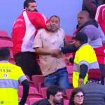 Inter x Santos: torcedor ‘infiltrado’ apanha e é retirado do Beira-Rio