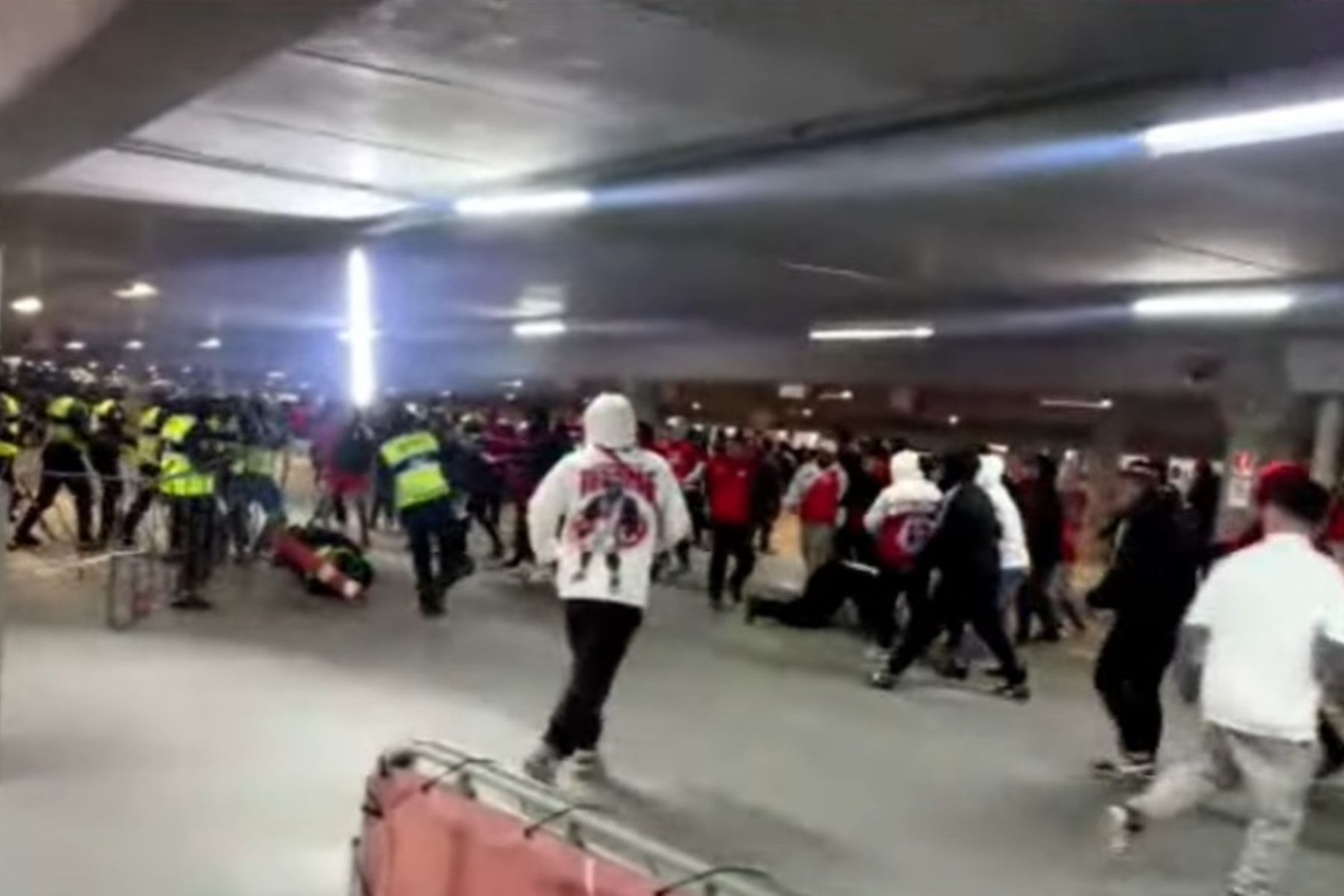 Torcedores do Inter invadem entrada do vestiário e agridem seguranças após derrota