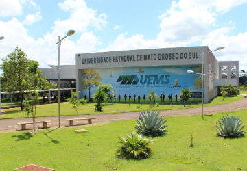 UEMS abre seleções para professores com salários de até R$ 10,2 mil; veja detalhes