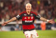 Após gol, Varela destaca mudança de função no Flamengo: ‘Pisar mais na área’