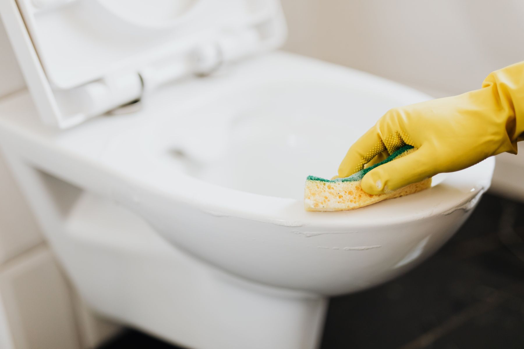 Assento do vaso sanitário amarelado? Conheça o truque caseiro para clarear a superfície