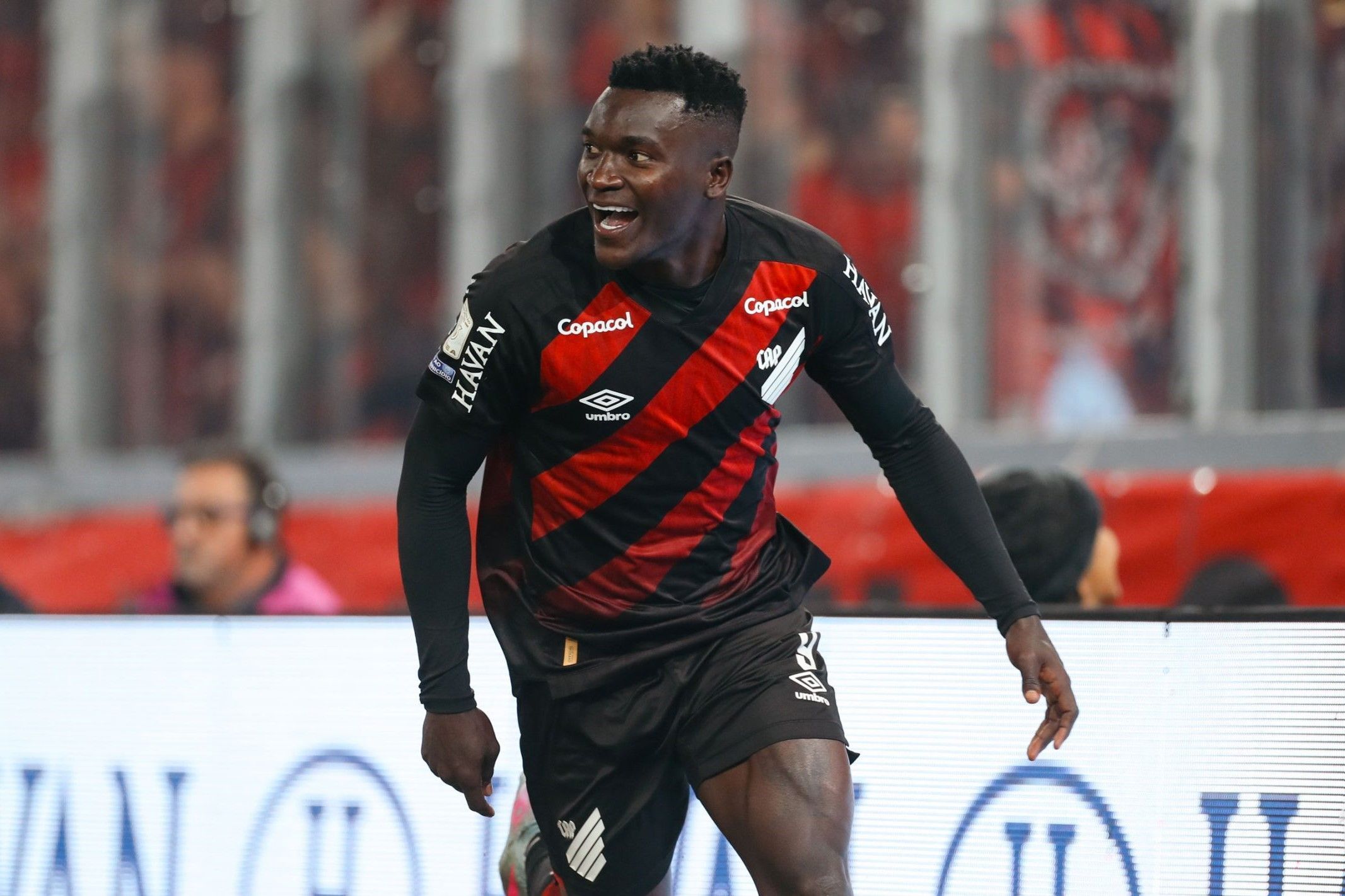 Artilheiro do Brasileirão, Viveros, do Athletico-PR, é convocado pela Seleção Colombiana