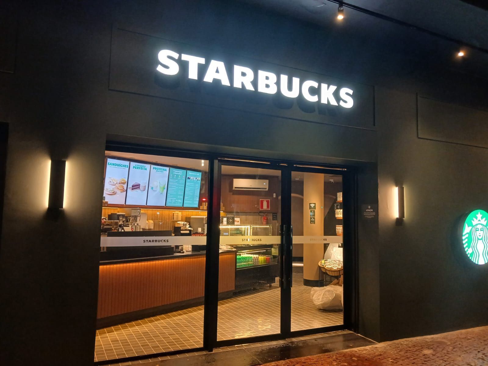 Savassi se reinventa com chegada da Starbucks e investimentos no comércio local