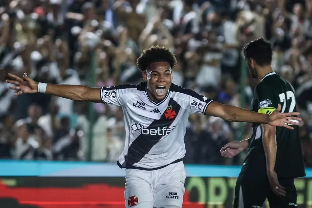 Jovem zagueiro do Vasco entra na mira do Al-Fayha, da Arábia Saudita