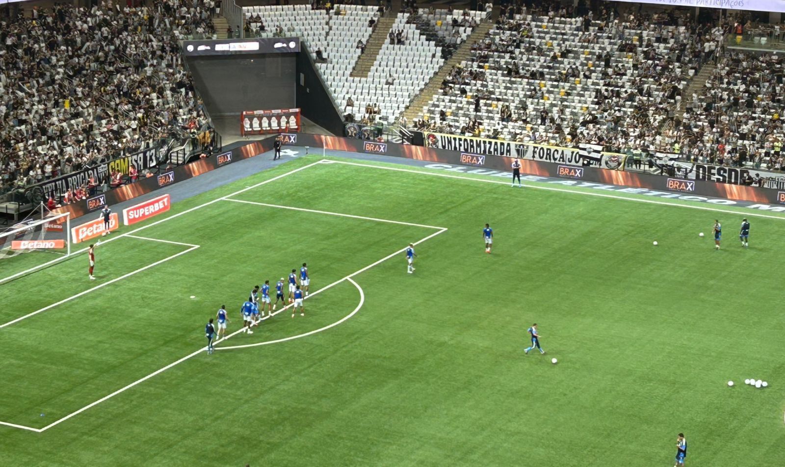 Cruzeiro treina bola aérea na Arena MRV antes de decisão contra o Atlético
