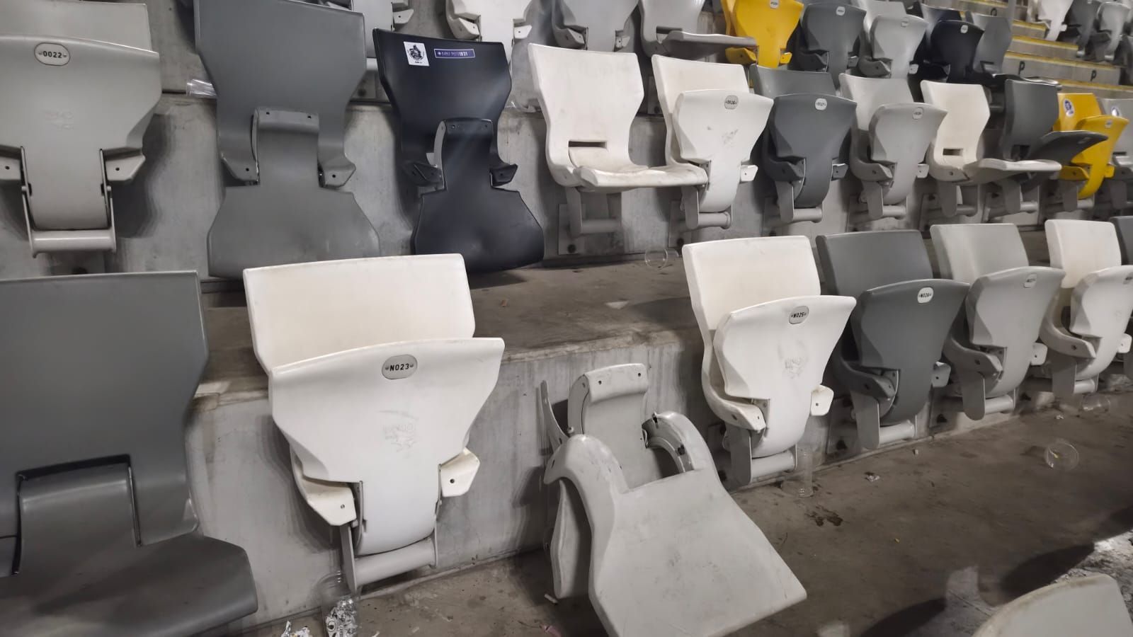 Setor visitante da Arena MRV tem cadeiras quebradas e banheiro depredado após clássico