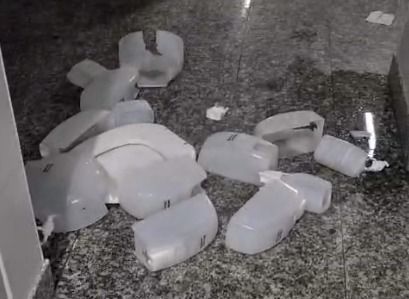 Setor visitante da Arena MRV tem cadeiras quebradas e banheiro depredado após clássico