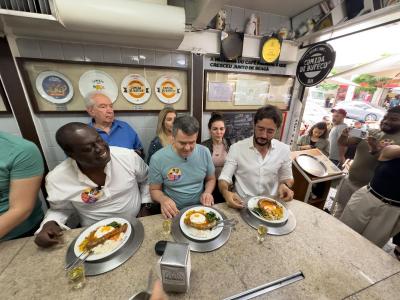 Gabriel Azevedo (MDB), candidato ao Governo de Minas, cumpre agenda no Café Palhares, no Centro de Belo Horizonte