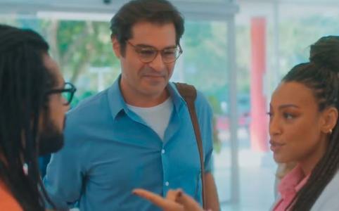 Bela beija Lucas e, depois, ouve declaração de amor de Gabriel