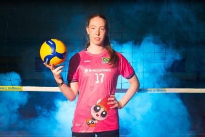 Uniformes da aSeleção Brasileira Feminina de Vôlei em parceria com 'As Meninas Super Poderosas'