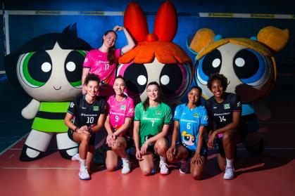 Uniformes da aSeleção Brasileira Feminina de Vôlei em parceria com 'As Meninas Super Poderosas'