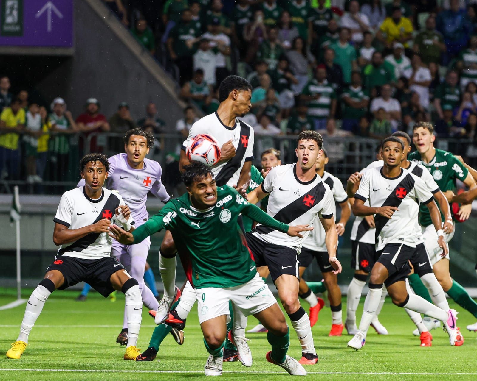 Vasco desbanca Palmeiras de virada e é campeão inédito do Brasileiro Sub-20