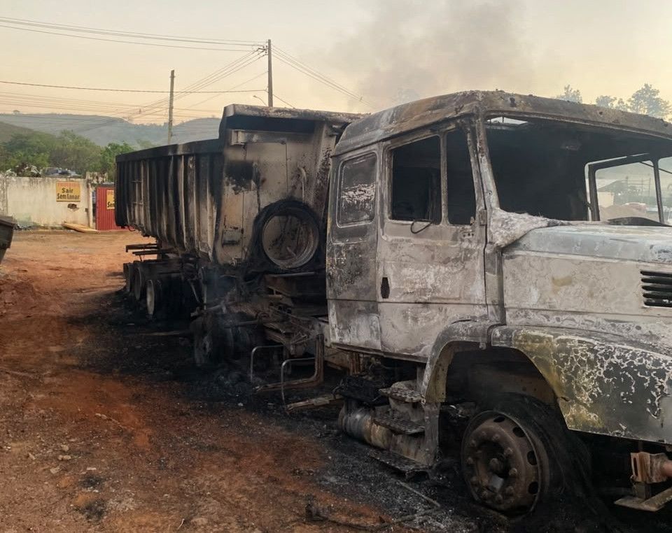 Incêndio atinge galpão e destrói caminhões em Santana do Paraíso