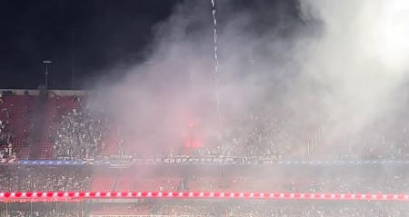 Torcedores do Atlético acenderam sinalizadores durante jogo contra o São Paulo