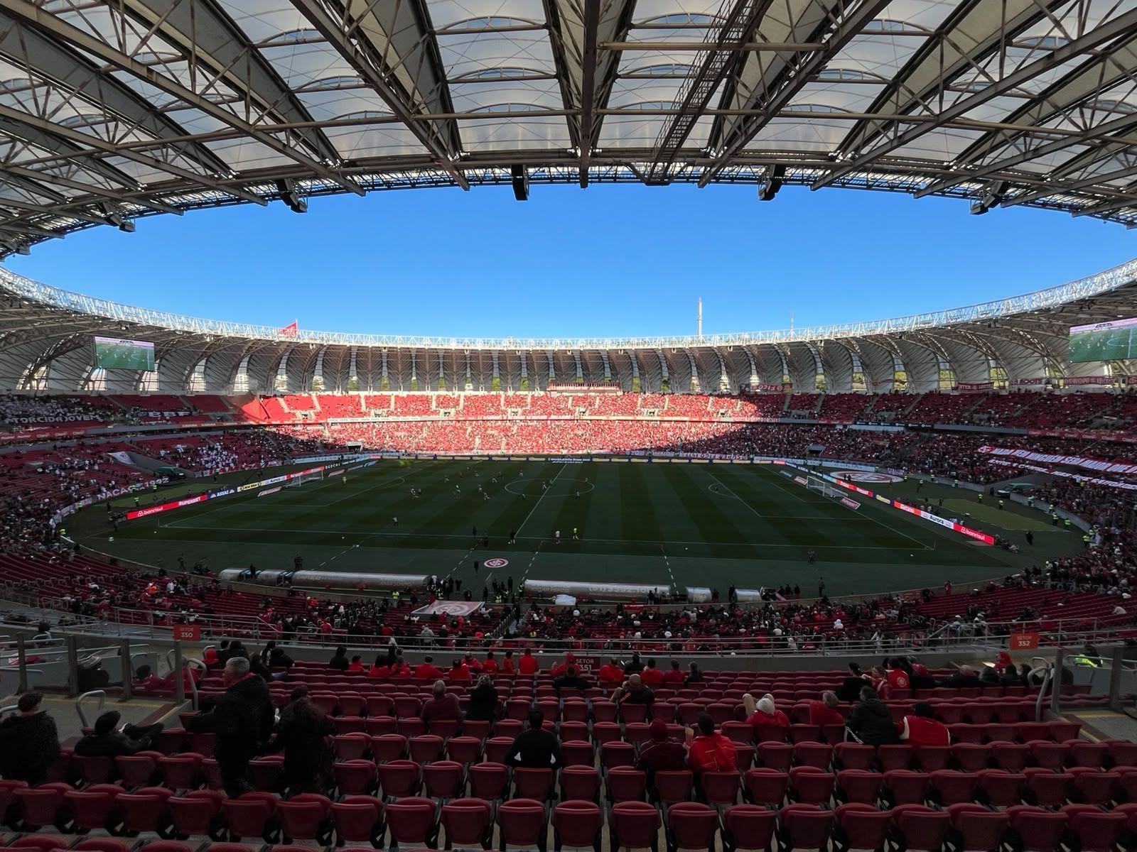 Torcedores do Inter deixam Beira-Rio após três gols do Santos no 1º tempo