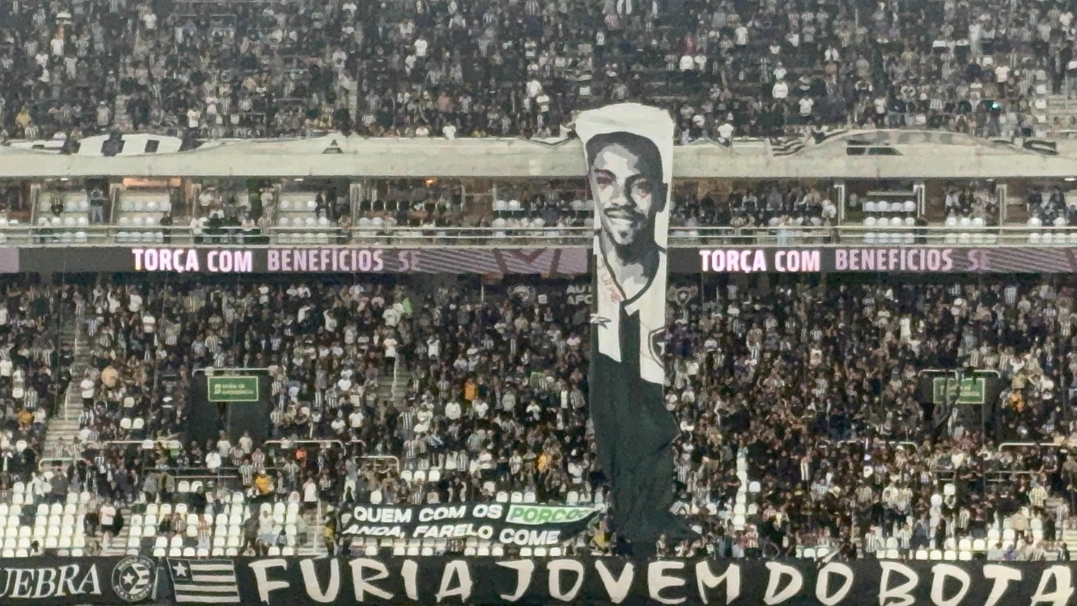 Torcida do Botafogo faz bandeira contra Marlon Freitas, do Palmeiras