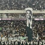 Torcida do Botafogo faz bandeira contra Marlon Freitas, do Palmeiras