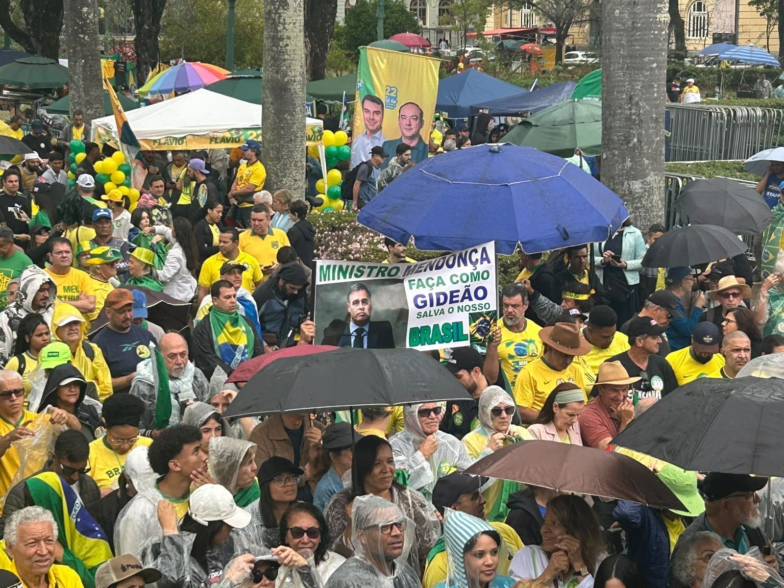 Com chuva em BH, ato do 7 de setembro na Praça da Liberdade pede 'fora Lula'