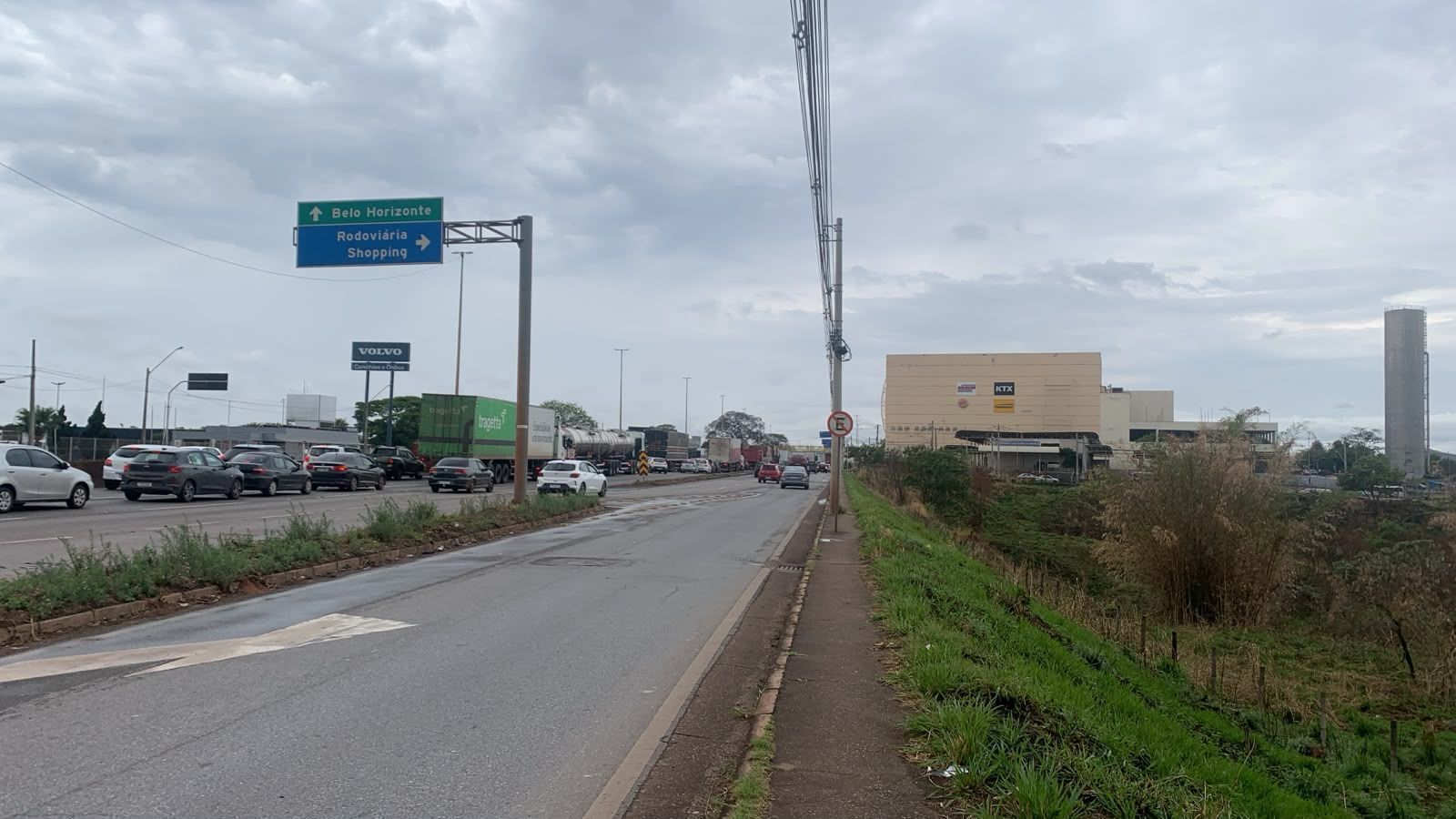 Caminhão tomba, motorista fica em estado grave e fecha BR-381, em Betim