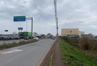 Caminhão tomba, motorista fica em estado grave e fecha BR-381, em Betim