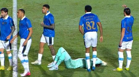 Weverton sendo atendido em Vitória x Grêmio