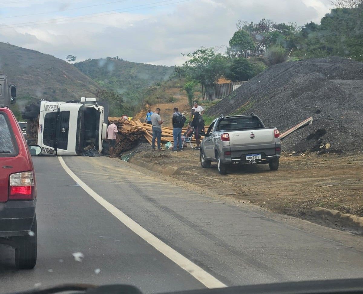 Tombamento de carreta provoca lentidão no Contorno Rodoviário do Vale do Aço