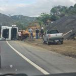 Tombamento de carreta provoca lentidão no Contorno Rodoviário do Vale do Aço