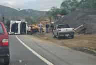 Tombamento de carreta provoca lentidão no Contorno Rodoviário do Vale do Aço