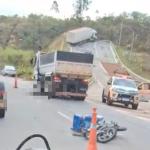 Após duas horas de acidente entre moto e caminhão, trânsito é liberado no Anel Rodoviário