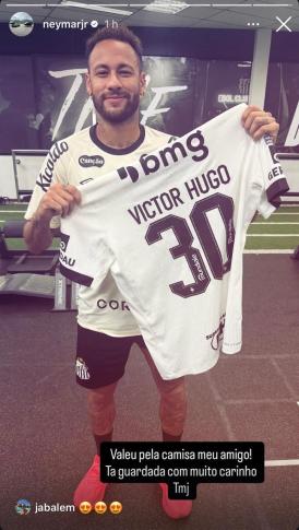 Neymar agrade Victor Hugo pela camisa após Santos x Atlético na Vila Belmiro