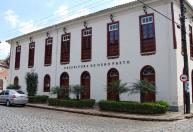 Prefeitura de Ouro Preto corta 20% de despesas e restringe contratações até o fim de 2026